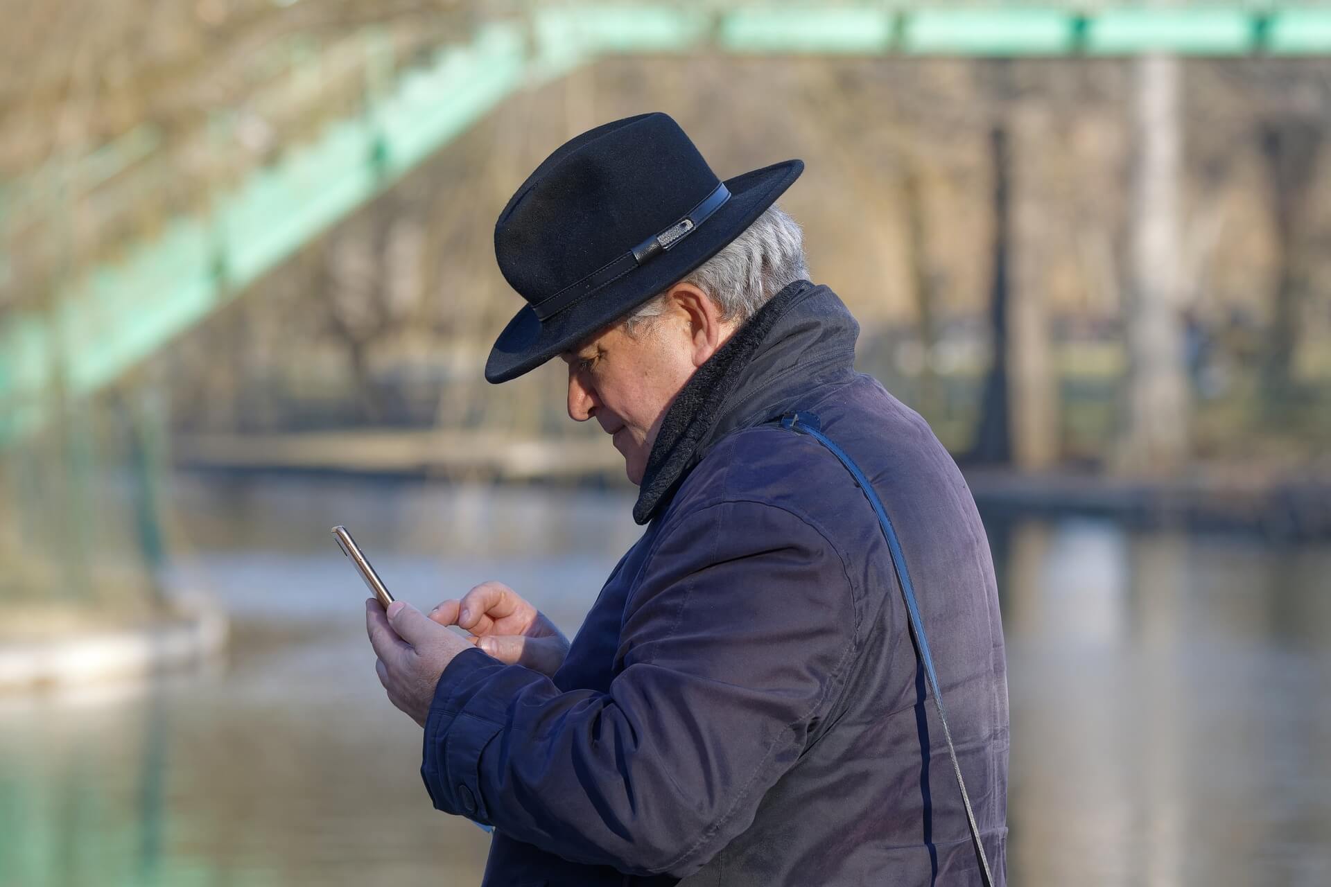 Anziano con uno smartphone